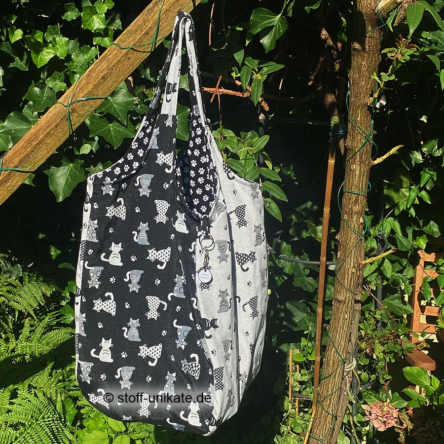 Jumbotasche, Stauraumwunder, Platzwunder, XXL-Einkaufstasche, Riesen-Shopper mit Katzenmotiven in schwarz-ecru. Stoff-Unikate handmade in Deutschland
