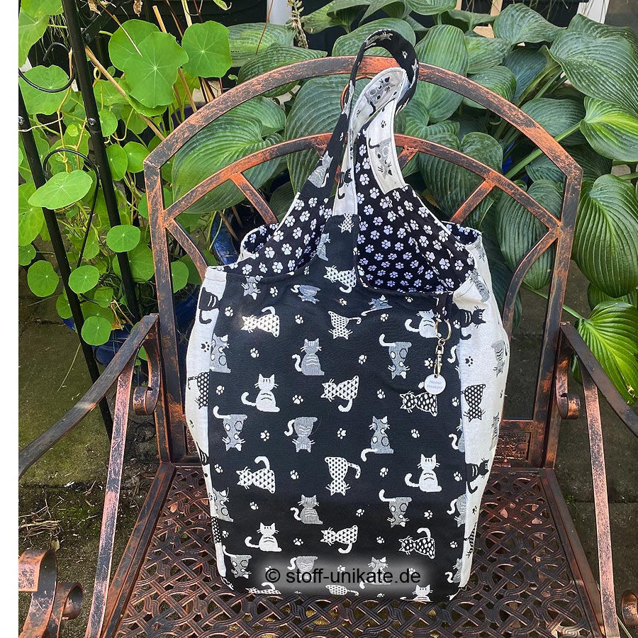 Außenansicht von der Jumbotasche, XXL-Einkaufstasche, Riesen-Shopper mit gegensätzlichen Katzenmotiven in schwarz-ecru und ecru-schwarz. Zusätzlich mit Innentasche und Einkaufschip ausgestattet. Stoff-Unikate handmade in germany