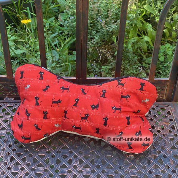 Leseknochen "Katzenmusik" in schwarz-rot-creme mit Noten und Katzenmotiven. Stoff- Unikat handmade in Germany