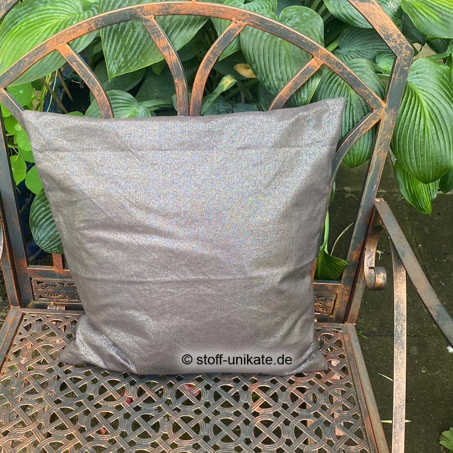 Rückseite vom Dekokissen "Musikinstrumente". Einfarbiger Baumwollstoff mit Shine-Effekt in taupe/grau-braun. Stoff-Unikate handmade in Germany