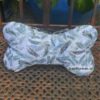 Leseknochen, Nackenknochen mit drei verschiedenen Federmotiven und Silberdruck. Stoff-Unikate handmade in Deutschland