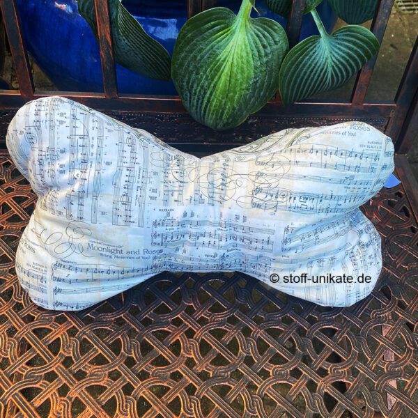 Heitere Sinfonie nennt sich dieser Leseknochen mit hellen Musikinstrumenten auf Golddruck. Stoff-Unikat handmade in Germany