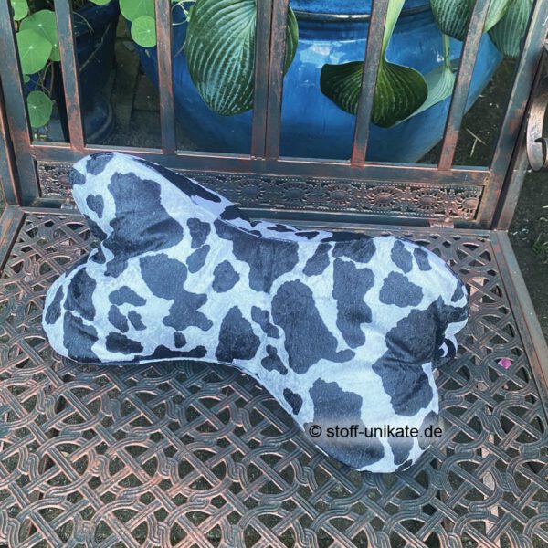 Nackenknochen, Leseknochen aus Pannesamt mit schwarz-weißen Kuhflecken. Stoff-Unikate handmade in germany