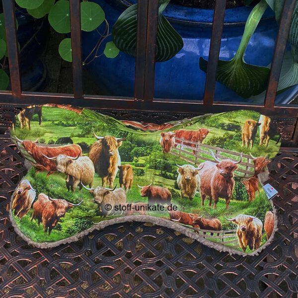 Leseknochen, Stoffknochen, Nackenkissen mit Hochlandrindern auf der Wiese. Genäht aus hochwertigen Baumwollstoffen und Teddyplüsch. Stoff-Unikat handmade in germany