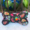 Leseknochen bunte Hunde aus hochwertigen Stoffen von Laurel Burch. Stoff-Unikat handmade in Germany
