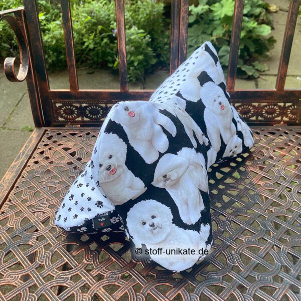 Leseknochen, Nackenkissen mit Hundemotiv Bichon Frise in schwarz-weiß. Stoff-Unikat handmade in germany