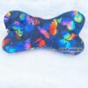Leseknochen- Nackenkissen mit bunten Schmetterlingen auf köngisblauem Hintergrund. genäht aus hochwertigen Baumwollstoffen. Stoff-Unikate handmade in germany