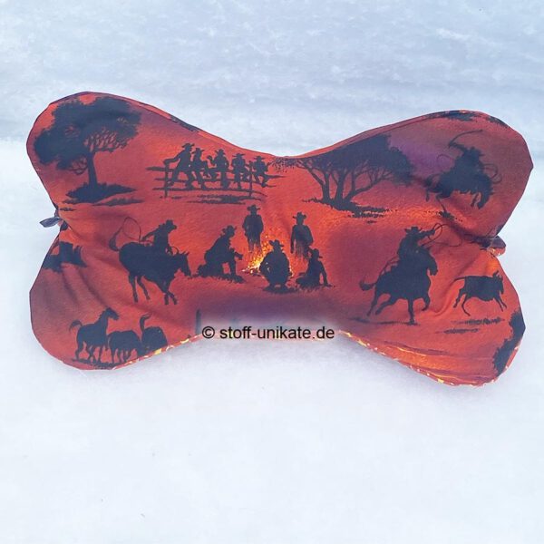 Nackenkissen, Leseknochen, Stoffknochen genäht aus hochwertigen Baumwollstoffen mit Cowboymotiven und Lagerfeuer. Schönes Geschenk für Wild-West-Fans. Stoff-Unikate handmade in Germany
