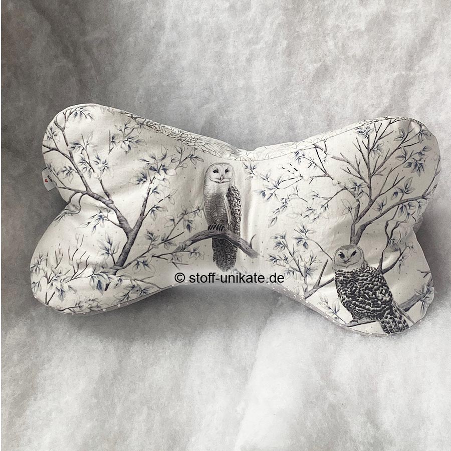 Leseknochen mit Schnee-Eulen-Motiven. Stoff-Unikate handmade in Germany