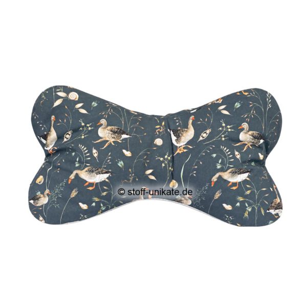 Leseknochen mit Graugänsen genäht aus Stoffen von acufactum. Stoff-Unikate handmade in germany