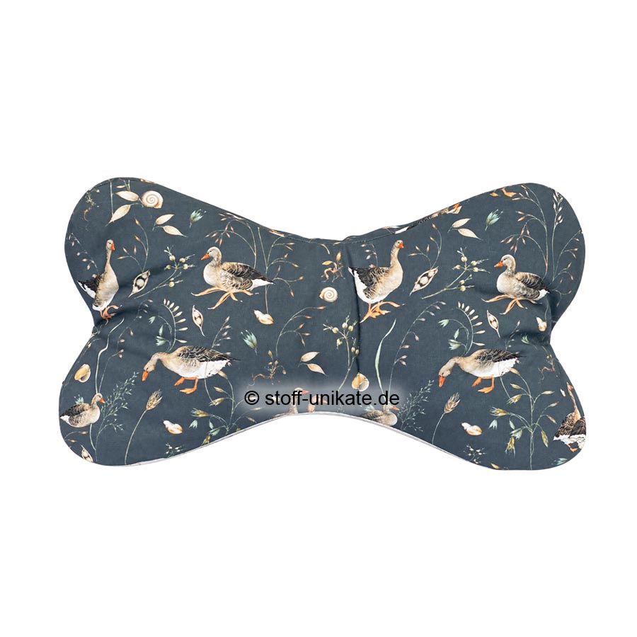 Leseknochen mit Graugänsen genäht aus Stoffen von acufactum. Stoff-Unikate handmade in germany