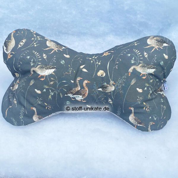 Leseknochen, Nackenkissen mit Graugänsen. genäht aus hochwertigen Baumwollstoffen von acufactum. Stoff-Unikate handmade in Germany
