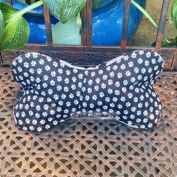 Leseknochen, Nackenkissen mit Pfoten und Hundemotiven in black and white. Stoff-Unikat handmade in Germany