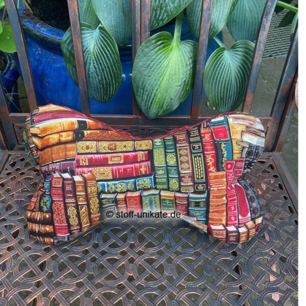 Leseknochen, Nackenkissen mit Büchern. Stoff-unikate handmade in Germany