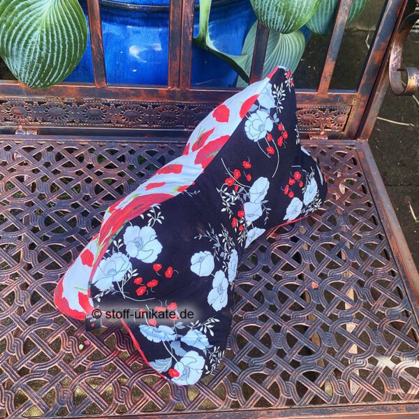 Leseknochen, Nackenkissen mit Mohn, Mohnblumen in verschiedenen Farbtönen schwarz, rot, weiß. Stoff-Unikate handmade in germany