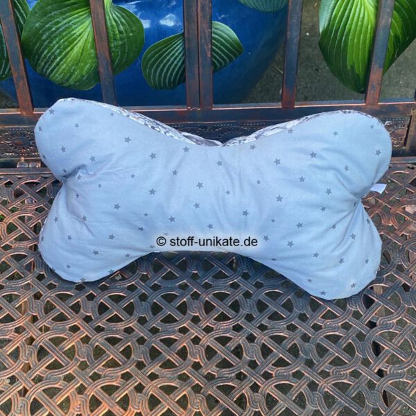 Leseknochen, Nackenkissen mit Eulen und Sternenmotiven in Grautönen. Stoff-Unikat handmade in Germany