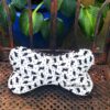 Leseknochen, Nackenkissen in black and white. Mit Katzen- und Pfotenmotiven genäht aus hochwertigen Baumwollstoffen. Stoff-Unikat handmade in Germany