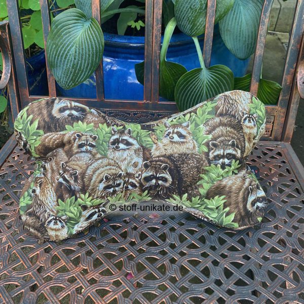 Leseknochen, Nackenknochen mit Waschbärmotiven. Stoff-Unikate handmade in Germany