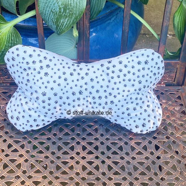 Leseknochen, Nackenkissen mit Pfoten und Hundemotiven in schwarz- weiß. Stoff-Unikat handmade in Germany