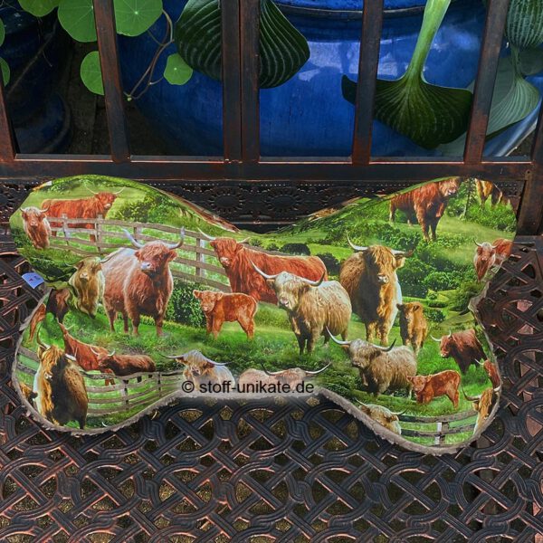 Stoffknochen, Nackenkissen, Leseknochen mit Highlander-Herde auf der grünen Wiese. Stoff-Unikate handmade in Germany