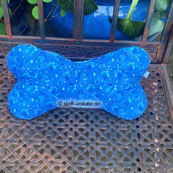 Leseknochen, Nackenkissen mit blauen Katzen und Pfotenmotiven. genäht aus hochwertigen Baumwollstoffen. Stoff-Unikate handmade in Germany