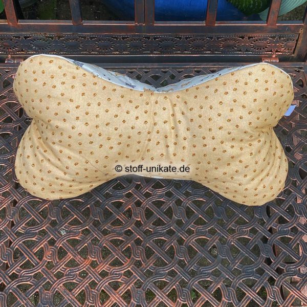 Leseknochen, Nackenkissen, Stoffknochen mit kleinen Pfötchen und Hundemotiven. Shiba-Inus. Stoff-Unikate handmade in Deutschland