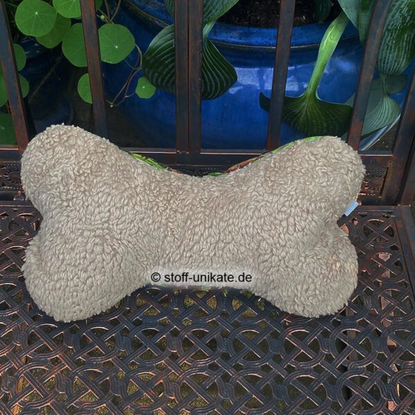 Rückseite vom Leseknochen mit Highlanderrindern. Genäht aus Teddyplüsch in braun. Stoff-Unikate handmade in germany