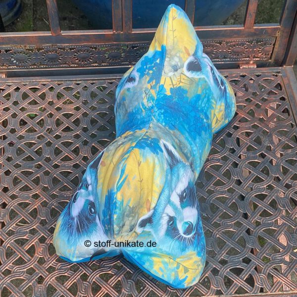 Leseknochen, Nackenkissen mit blauen Waschbären, genäht aus hochwertigen Baumwollstoffen. Stoff-Unikate handmade in germany