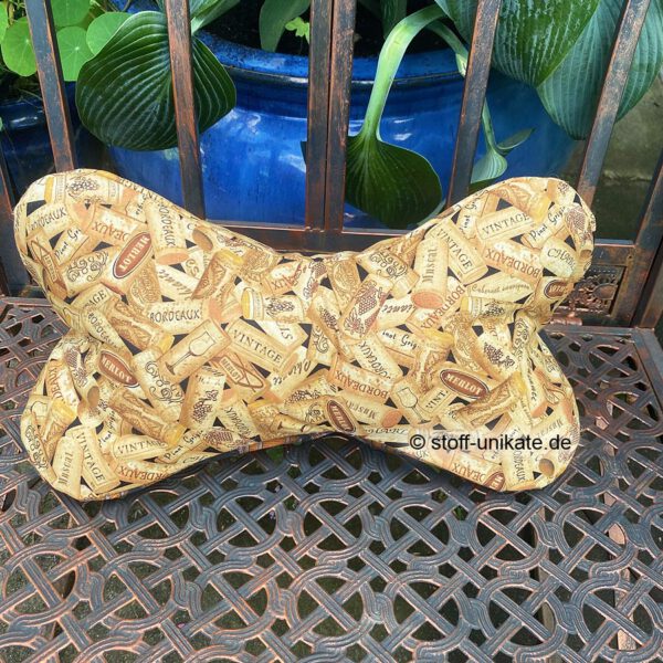 Nackenkissen, Leseknochen aus reiner baumwolle mit Motiven von Weinfässern und Weinkorken. Ein schönes Geschenk für Weinfreunde und Winzer. Stoff-Unikate handmade in germany