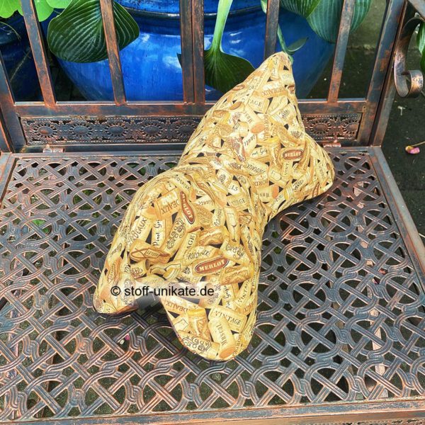 Nackenkissen, Leseknochen für Weinfreunde mit Motiven von Weinkorken und Weinfässern. Genäht aus reiner Baumwolle. Stoff-Unikate handmade with Love in germany