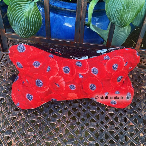 Leseknochen, Nackenkissen mit Mohnblumen in schwarz, rot, weiß. Stoff-Unikate handmade in Germany