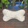 Stoffknochen, Leseknochen, Nackenkissen mit kleinen Shiba-Inu-Motiven und Pfötchen auf beige. Stoff-Unikate handmade in Germany