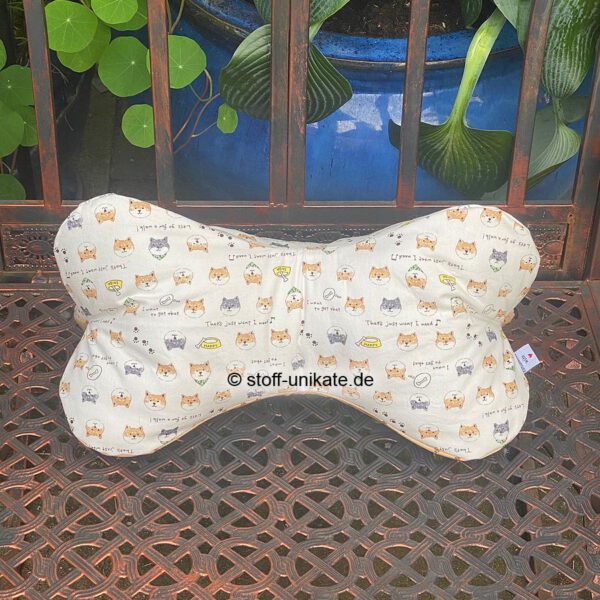 Stoffknochen, Leseknochen, Nackenkissen mit kleinen Shiba-Inu-Motiven und Pfötchen auf beige. Stoff-Unikate handmade in Germany