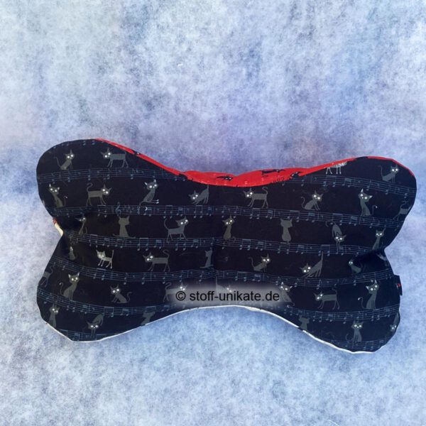 Leseknochen Katzenmusik mit Katzen und Noten in schwarz-rot-creme. Stoff-Unikat handmade in Germany