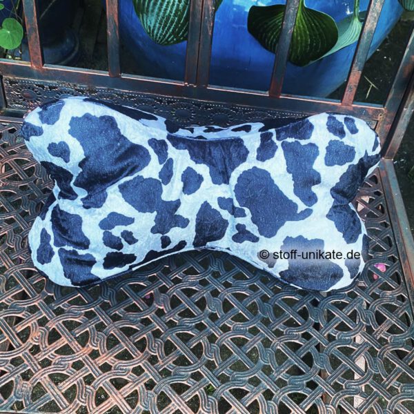 Leseknochen, Nackenkissen mit schwarz-weißen Kuhflecken. genäht aus weichem Pannesamt. Stoff-Unikate handmade in Germany