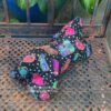Leseknochen, Nackenkissen mit bunten Hunden auf Schwarz. Stoff-Unikat handmade in Deutschland