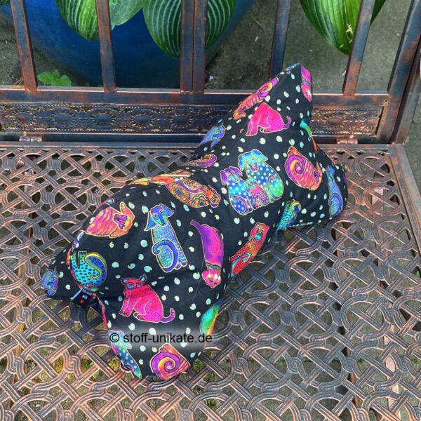 Leseknochen, Nackenkissen mit bunten Hunden auf Schwarz. Stoff-Unikat handmade in Deutschland