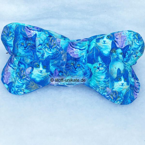 Nackenkissen, Leseknochen mit blauen Katzen und Pfoten. Stoff-Unikate handmade in Germany