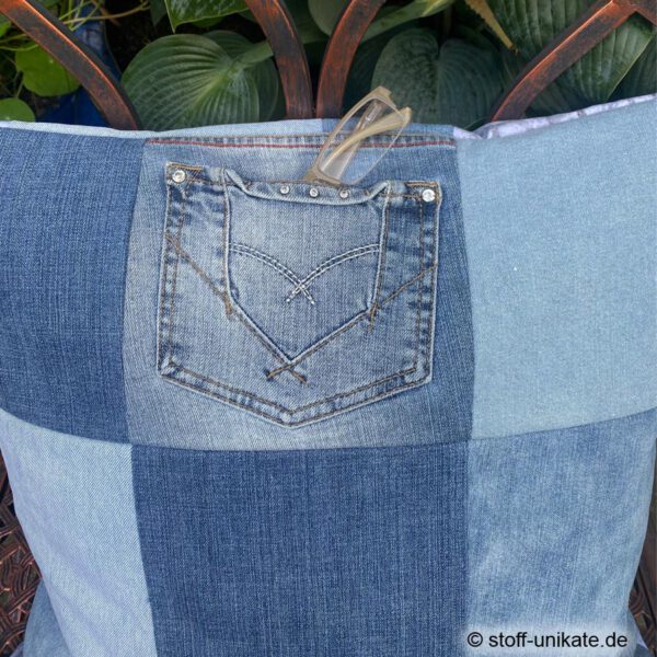 Detailansicht vom Dekokissen Pferdeglück mit kleiner Jeanstasche für Lesebrille. Stoff-Unkkate handmade in Germany