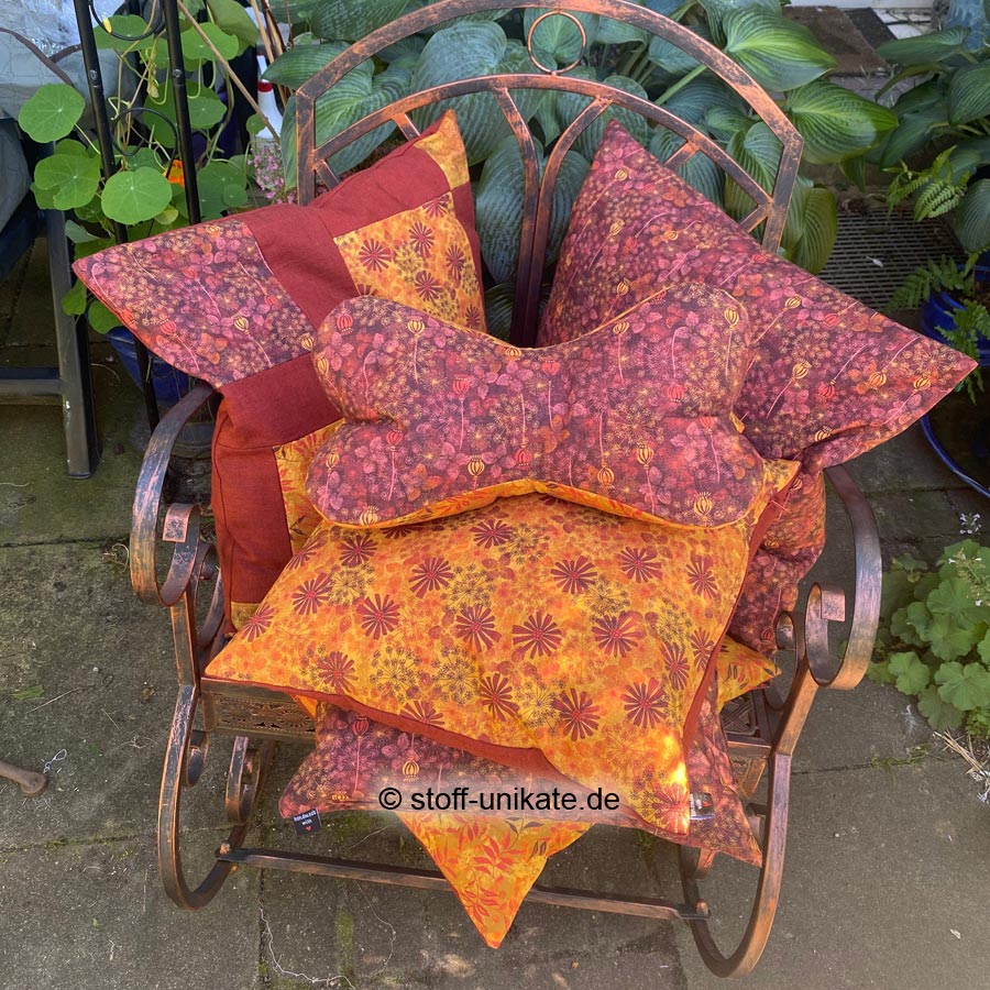 Gruppenbild der Deko-Kissen-Serie Herbstzauber. Stoff-Unikate handmade in Germany