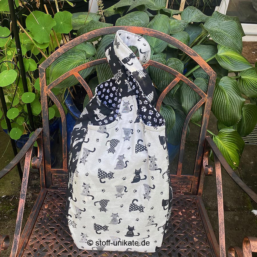 Jumbotasche mit zwei Gesichtern in schwarz-ecru und ecru-schwarz. Genäht aus hochwertigen und festen Gobelinstoffen und Baumwollstoff innen. Stoff-Unikat handmade in Deutschland