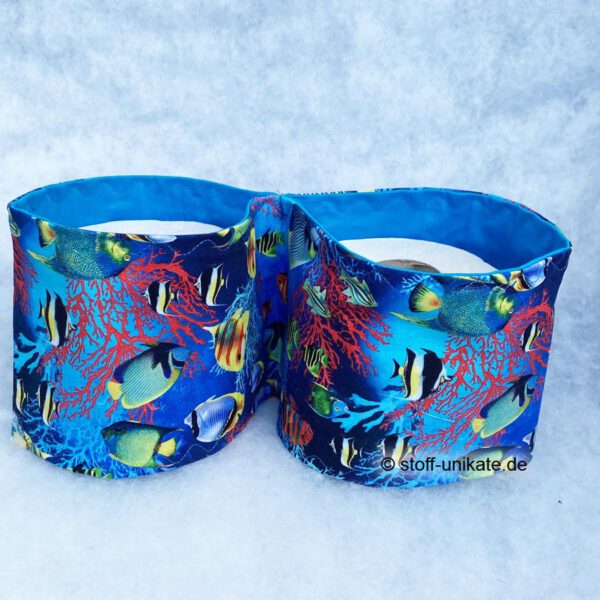 Toilettenpapieraufbewahrung aus Stoff. Passend für zwei Klorollen mit Südseefischen. Stoff-Unikate handmade in Germany