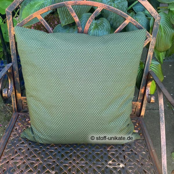 Rückseite von zwei Deko-Kissen aus der Serie Indian Summer in moosgrün. Stoff-Unikate handmade in Germany