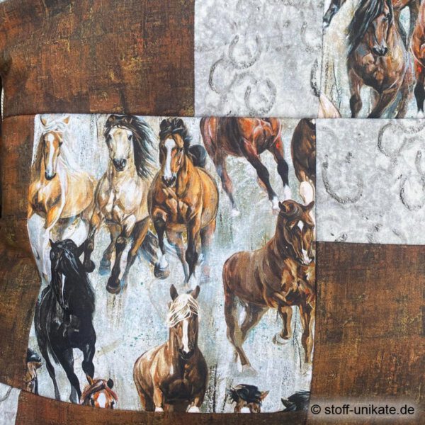 Detailansicht zum Dekokissen, Künstlerkissen "Running Horses" mit wilden Mustangs und Hufeisenmotiven. Stoff-Unikat handmade in Germany