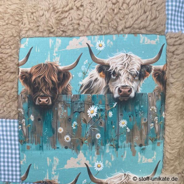 Detailansicht von Künstlerkissen "Highlander Cows" mit Abbildung von Hochlandrindern. Stoff-Unikate handmade in Germany