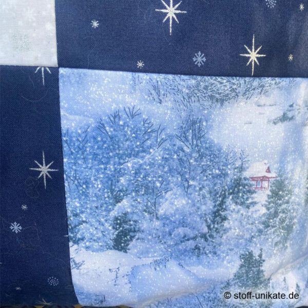 Detailansicht vom Dekokissen "Santa Claus" mit verschneiter Winterlandschaft. Stoff- Unkat handmade in Germany