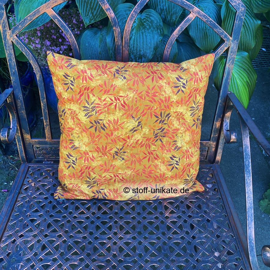 Dekokissen mit Herbstblättern aus der Serie Herbstzauber. Stoff-Unikate handmade in Germany