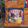 Detailfoto einer lesenden Katze. Stoff-Unikate handmade in Germany