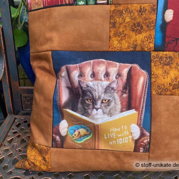 Detailfoto einer lesenden Katze. Stoff-Unikate handmade in Germany