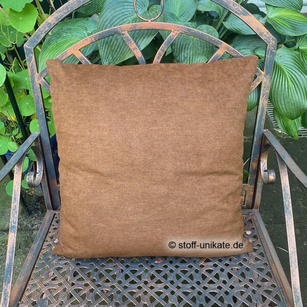 Rückseite vom Dekokissen Waschbären gearbeitet aus braunem Schwedenleder. Stoff-Unikate handmade in Germany